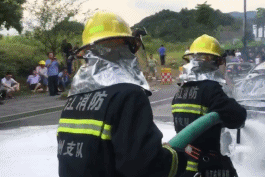 杭州一辆新能源汽车着火 烧成空壳!车主:开着开着就冒烟了